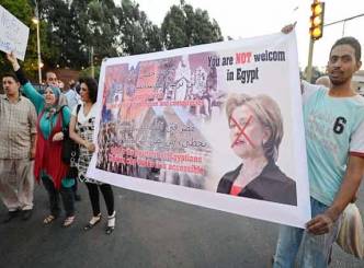 Ms Clinton gets unsavory welcome in Egypt