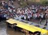Gulmarg kills three, Gulmarg kills three, a schoolbus accident near gulmarg kills three 52 children hurt, Kashmiri