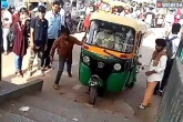 Viral Video, Auto on foot bridge, viral video a strange feet by auto rickshaw to escape traffic, Video