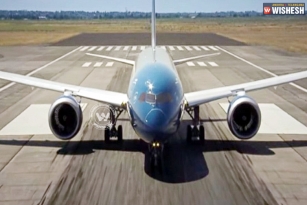 Boeing Dreamliner shoots straight up into the sky