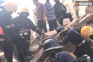 Building Collapses In Mumbai&rsquo;s Bhendi Bazaar, 40 feared Trapped