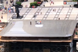 Chicago’s Apple Store Roof looks like a Giant MacBook