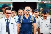 M S Dhoni, M S Dhoni, dhoni files fir for his lost mobile phones fireman returns them, Cricketer