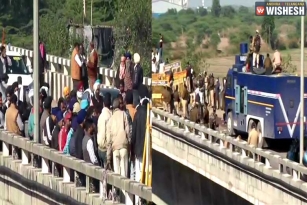 Dilli Chalo: Lathicharge and Tear Gas Against Farmers at Delhi Border