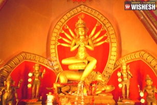 Enjoy The Frenzy Of Durga Puja At Kolkata