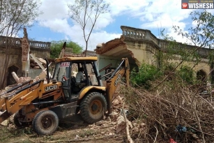 GHMC&#039;s Demolition Drive: 47 Structures Pulled Down