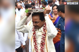 KCR Offers Nose Stud To Goddess Kanaka Durga