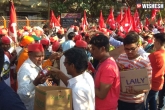 Kisan Long March latest, Kisan Long March news, kisan long march mumbai welcomes farmers with food and flowers, Long march