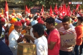 Kisan Long March next, Kisan Long March next, kisan long march mumbai welcomes farmers with food and flowers, Flowers