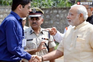 Mr Dabangg Collector: IAS officer gets warning for wearing glares while meeting Modi