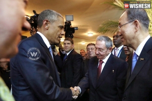 Obama shakes hands with Cuban President Raul Castro