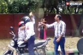 Traffic Constable, Traffic Constable, road rage in delhi woman and a constable exchanged a brick fight, Constable