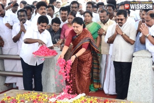 Sasikala Visits Jayalalithaa&rsquo;s Memorial, Seeks her Blessings Before Going to Bengaluru