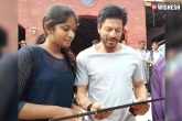 shah rukh meets his fan in hyderabad, shah rukh recent film, an hour with fan for fan, Fan movie