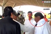 Siddaramaiah at Mysore airport, Siddaramaiah at Mysore airport, caught on camera siddaramaiah slaps a congress worker, Congress party