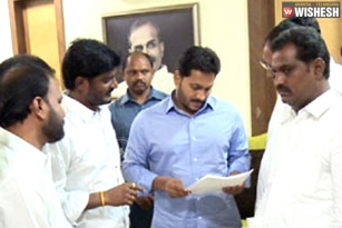 Students Thank YS Jagan For Giving Fee Reimbursement Assurance