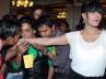 kisses veena malik, veena malik guinness records, kisses story of hot actress veena malik enters guinness records, 24 kisses