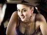 Kareena Kapoor wallpapers, Kareena Kapoor, kareena wooed by lataji s praises, Latest stills