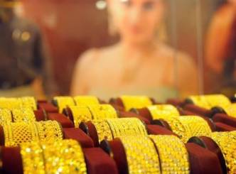 Gold futures down on Weak global cues