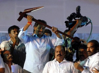 TRS, ND activists create commotion at Jagan camp