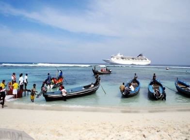 Fishermen go on boat rally to lay  Siege to rigs in sea at Kakinada 