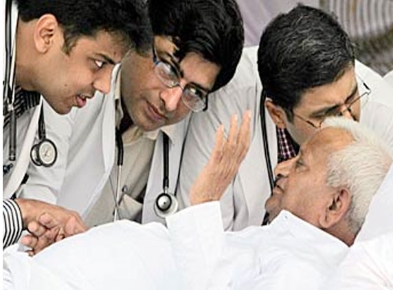 Anna Hazare has back pain, advised rest for two days