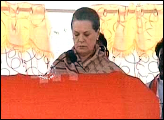 Sonia Gandhi showers promises to Seemandhra