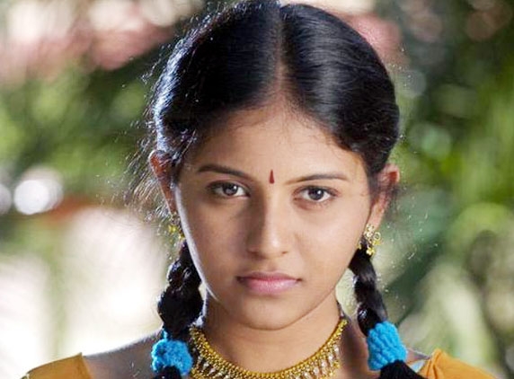 Hot Anjali awaits good fortunes in 2013