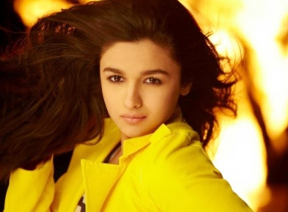 Pooja Bhatt's sister makes a B - Town debut...