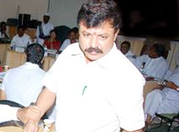 Minister Vatti, TDP MLA Prabhakar come to blows at Rachchabanda