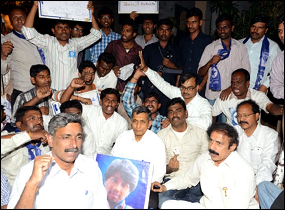 Loksatta Protested At Jabbar Travels