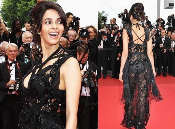 Mallika&#039;s bare back attracts shutterbugs