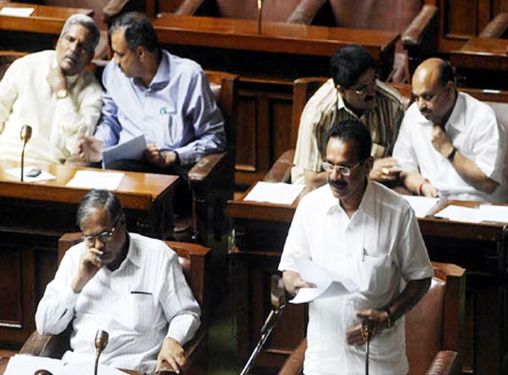 Minister caught looking into sex pictures on mobile