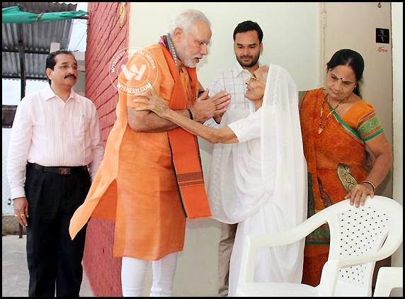 Modi takes blessings from Mom