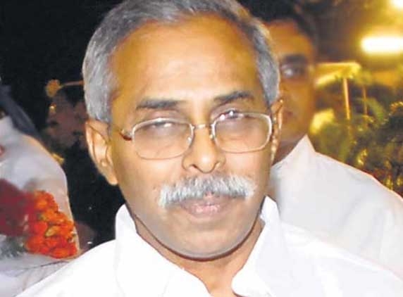YS Viveka shifts his focus from Cong to YSRCP