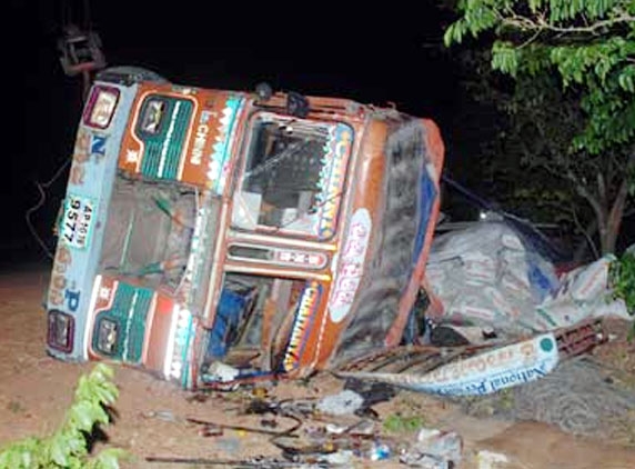 Road mishap caused instant death to 10