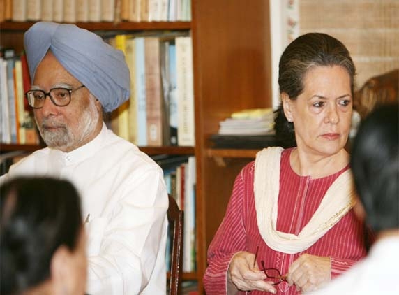  Sonia backs Manmohan on FDI at CWC meeting