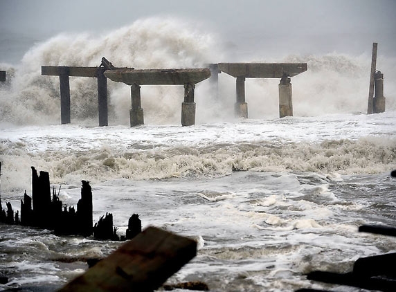 Sandy hits the land: New York, Manhattan blacked out