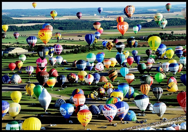 SLIDESHOW: Hot air balloon flying high and high!