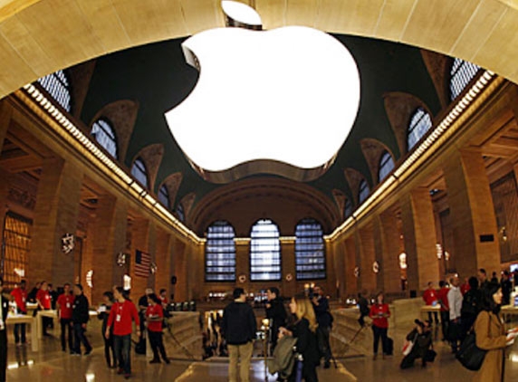 Apple smashes iPad, iPhone sales records