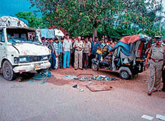 4 killed in auto-lorry collision