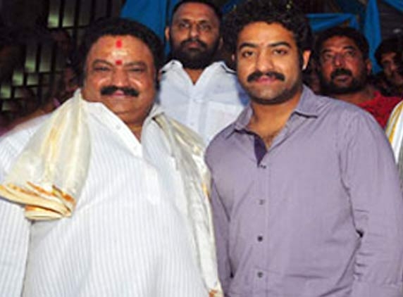 Harikrishna, NTR find no place in end titles of Vastunna Meekosam!