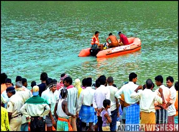 Boat overturns drowning 11 in Bihar!