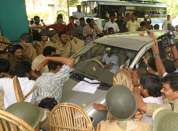 Samaikyandhra Leaders Arrest Triggers Protest