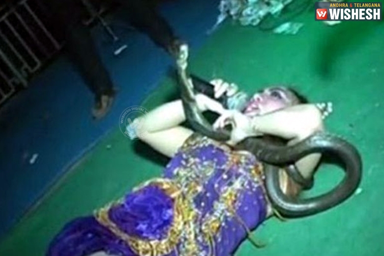 Singer bitten by snake, dies on stage