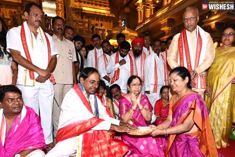 KCR Donates Big For Yadadri Gold Plating