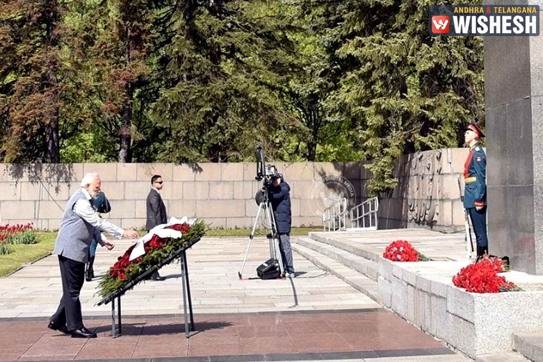 Modi Pays Tributes To World War II Victims At Piskarevskoe, Russia