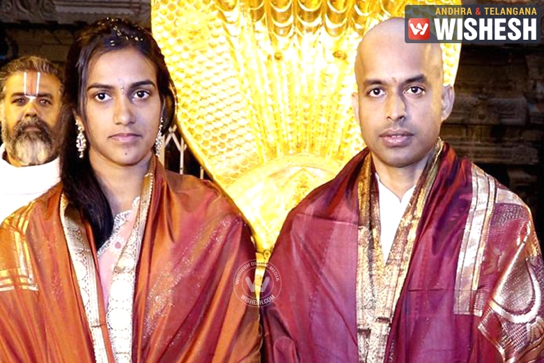 Sindhu Visits Tirumala Along with her Coach Gopichand