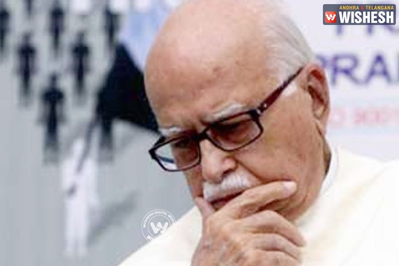 SC asked LK Advani to respond in Babri Case