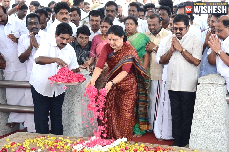 Sasikala Visits Jayalalithaa’s Memorial, Seeks her Blessings Before Going to Bengaluru